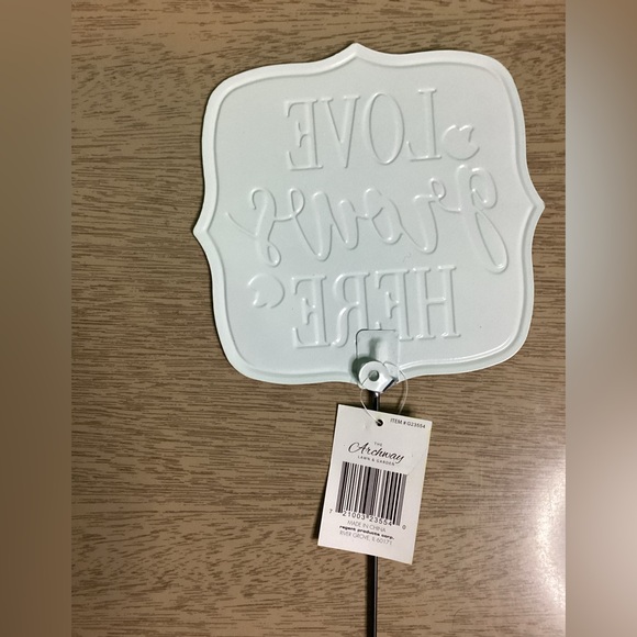 Love Grows Here Garden Yard Stake NWT - Picture 4 of 4